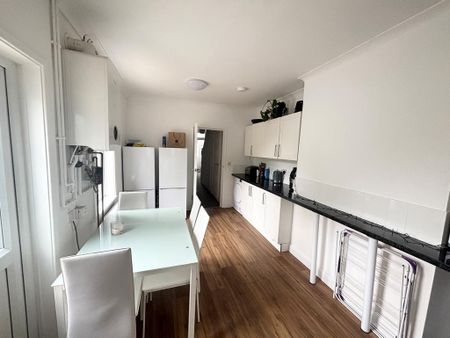 1 bedroom in a house share to rent - Photo 4