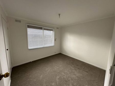 3 BEDROOM HOME IN CENTRAL LOCATION - Photo 3