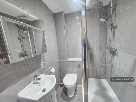 3 bedroom flat to rent - Photo 5