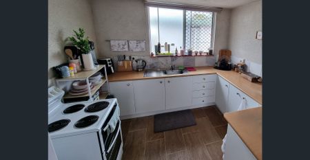 Comfortable and Bright Two-Bedroom Apartment on 19th Avenue - Photo 2