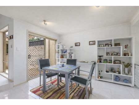 CHARMING 3 - BEDROOM TOWNHOUSE ON THE GOLF COURSE IN HELENSVALE - Photo 4