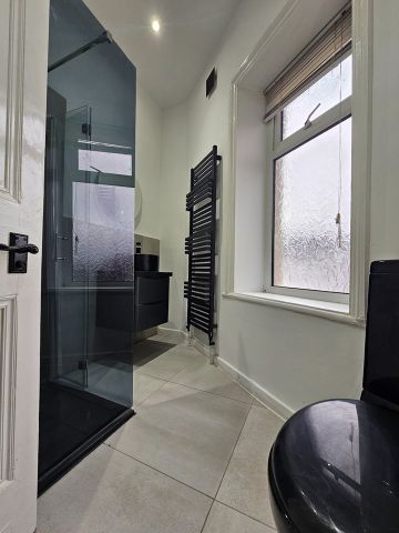 Room in a Shared House, Manchester Road, OL10 - Photo 3
