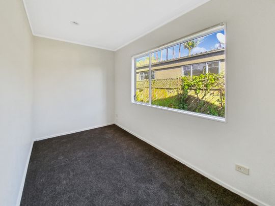 Water included! 2 Bedroom/1 Study Flat in Takapuna - Photo 1