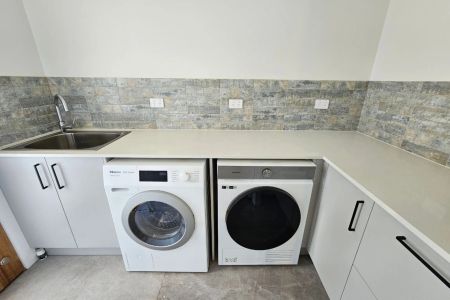 Discover an incredible opportunity to rent a spacious family home in the vibrant suburb of Holland Park West. - Photo 4