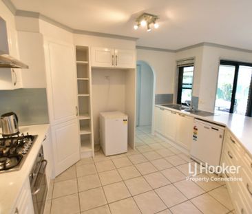 Shed PLUS Caravan Parking PLUS Ducted Air Conditioning PLUS Much More! - Photo 6