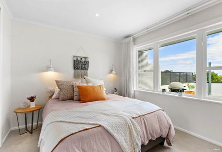 Elevated Eastern Bays Living with Iconic Auckland Views - Photo 4