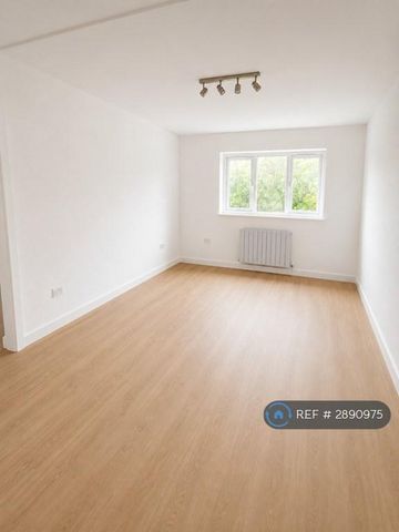 3 bedroom flat to rent - Photo 2