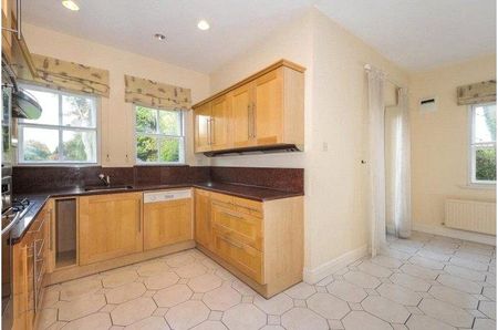 5 bedroom detached house to rent - Photo 4