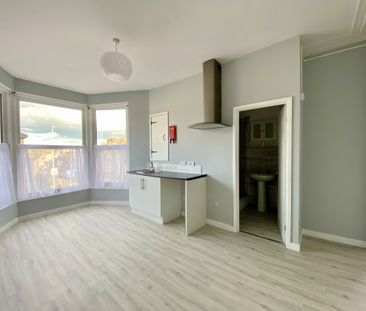 Updated 1st Floor Flat with Glimpses of the Sea! - Photo 3