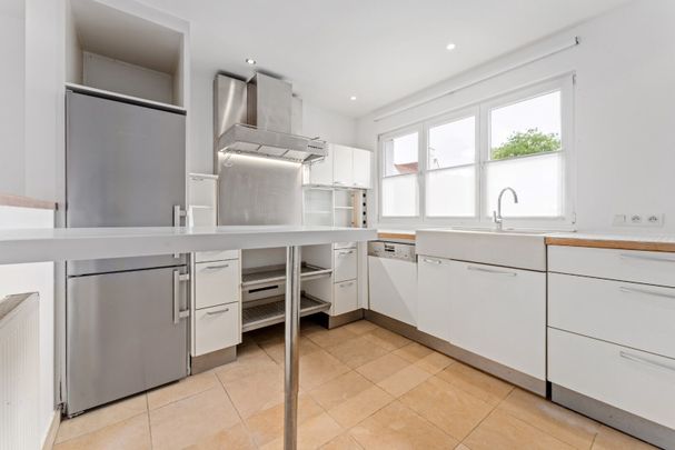UITZONDERLIJK: Zeer gezellige ongemeubelde woning met 4 slaapkamers op enkele passen van het Oosthoekplein! - Foto 1