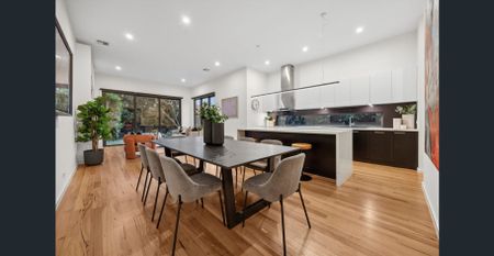 LUXURY FOUR-BEDROOM RESIDENCE WITH HOME OFFICE AND TRANQUIL COURTYARD! - Photo 3