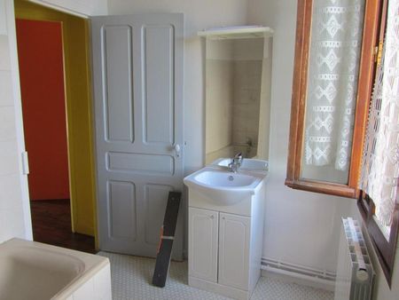 Location Maison 5 pièces 76m² EGLETONS 19300 - Photo 3