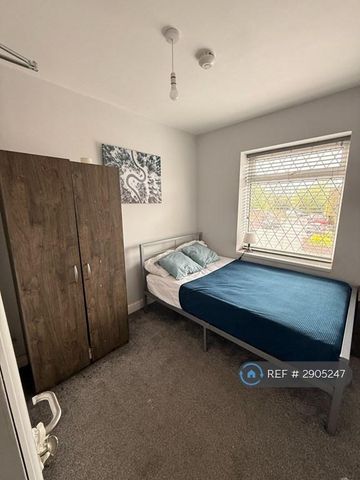 1 bedroom in a house share to rent - Photo 2