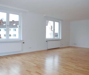 Helle, großzügige 2-Zi. Wohnung mit XXL-Dachterrasse und Einbauküch... - Foto 1