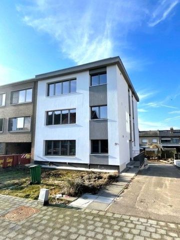 Prachtig afgewerkt en energetisch gerenoveerd gelijkvloers appartement op topligging met grote kelder en twee autostaanplaatsen - Photo 3