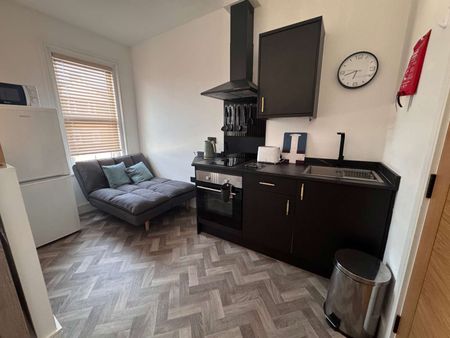 7 stunning Studio Flats in a great location for hospital staff - Photo 5