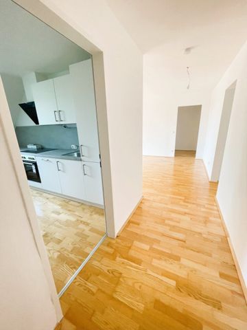 Lichtdurchflutete Dachgeschoßwohnung mit großem Balkon und Einbauküche in schöner Grünlage! - Photo 3