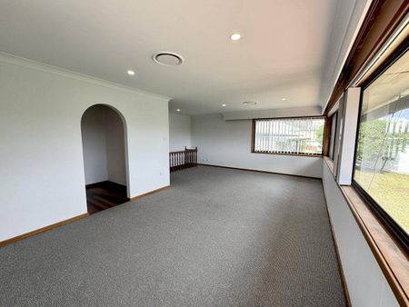 Three Bedroom Home with Golf Course Views - Garden and Lawn Maintenance Included - Photo 3