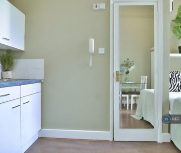 1 bedroom in a house share to rent - Photo 6