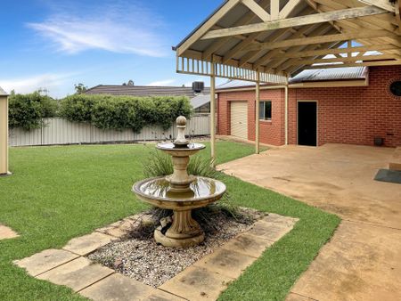 13 Adelle Court, Strathdale - Photo 2