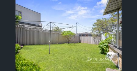 Spacious 3-Bedroom Home with Exceptional Entertaining & Parking – Prime Yagoona Location - Photo 5