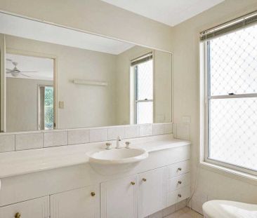 Beautiful Family Home in Quiet Robina Court - Photo 4