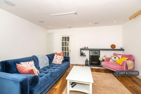 4 bedroom semi-detached house to rent - Photo 3