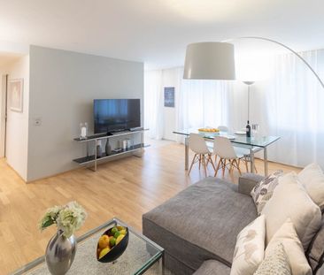 Moderne, möblierte 2.5-Zimmer-Wohnung mit Balkon in Zürich Wiedikon - Photo 2