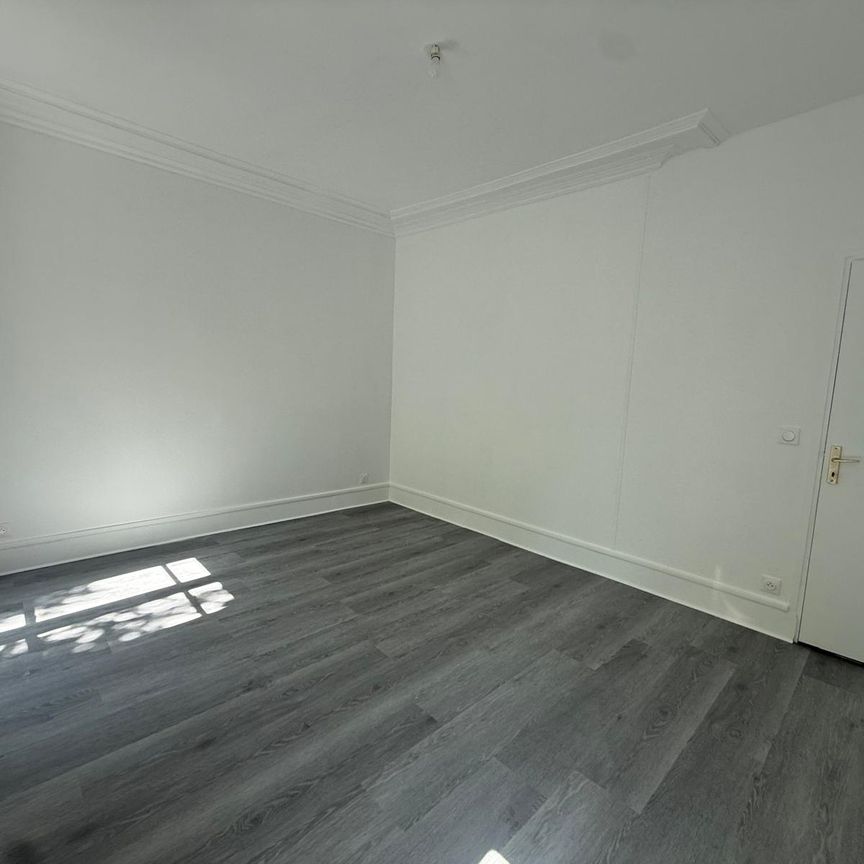 Location Appartement 3 pièces 61m² PARIS 18ème - Photo 1
