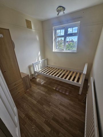 4 bedroom semi-detached house to rent - Photo 2