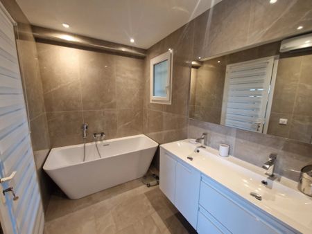 Location Maison 5 pièces 146m² LE ROURET 06650 - Photo 4