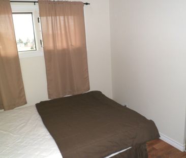 3 BR – Newly rennovated Townhouse by Arthur St. - Photo 3