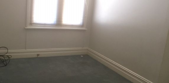 For Rent - One Bedroom Semi House with Parking - Photo 2