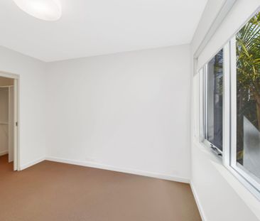 Contemporary Style Garden Apartment in Prime Sought-After Location - Photo 4