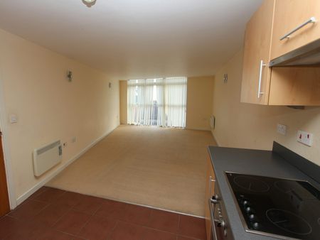Flat to rent on - Photo 2