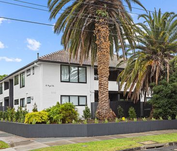 LIVE LIKE ROYALTY! - Photo 5