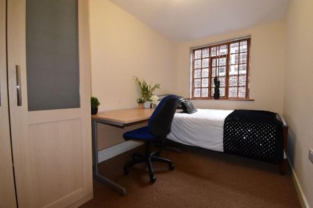 4 bedroom flat to rent - Photo 4