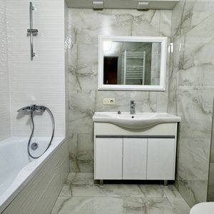 Inchiriere un apartament 2 camere zona centrala - Photo 2