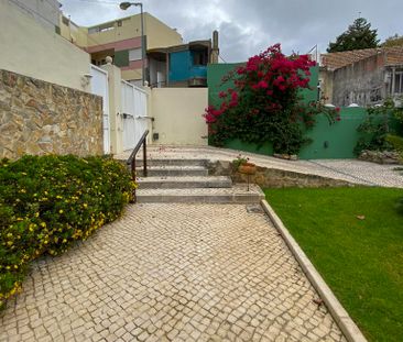 Furnished house with a lot of charm in the center of Carcavelos - Photo 1