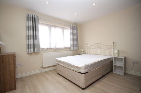 Ramsey Close, Greenford, UB6 0SU - Photo 2