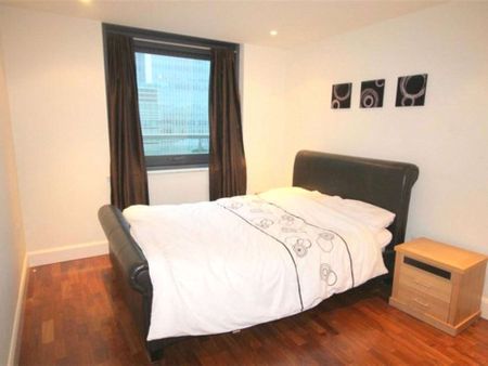 Split level apartment with Canary Wharf and Dock views. - Photo 5