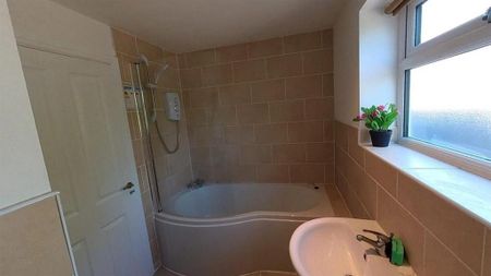 4 bedroom flat to rent - Photo 2