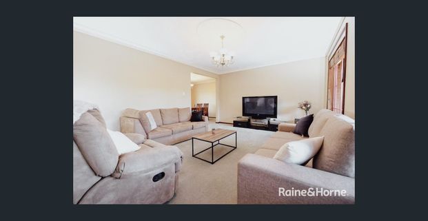 FULLY FURNISHED FAMILY HOME IN SOUTH MUDGEE - Photo 1