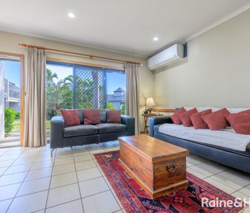 CITY CENTRE EXECUTIVE APARTMENTS WITH WATER VIEWS! - Photo 2