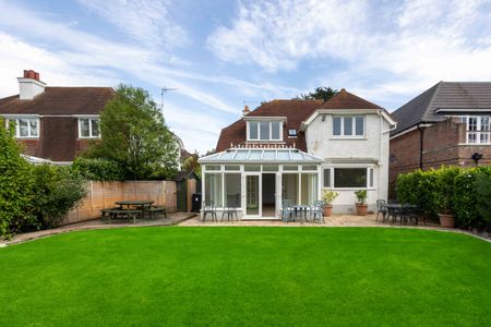 4 bed house to rent in Moorfields Road, Canford Cliffs, BH13 - Photo 2