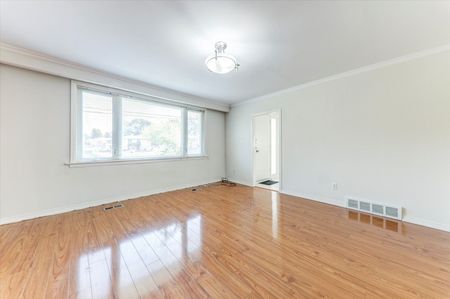 For Lease - 90 Celeste Drive Unit# Main, Toronto, Ontario - Photo 2