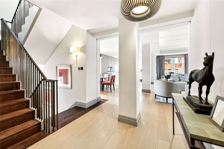 This exceptional three-bedroom duplex apartment is nestled in the heart of Covent Garden. - Photo 2