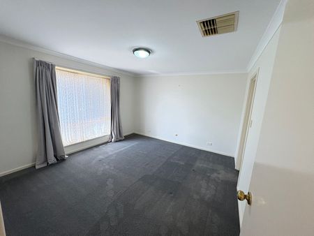 Massive Family Home with a Pool in Hannans! - Photo 5