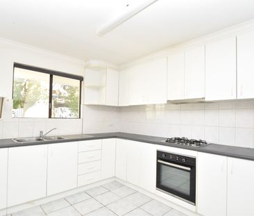 Four Bedroom, Two Bathroom - Private Rental - Photo 2