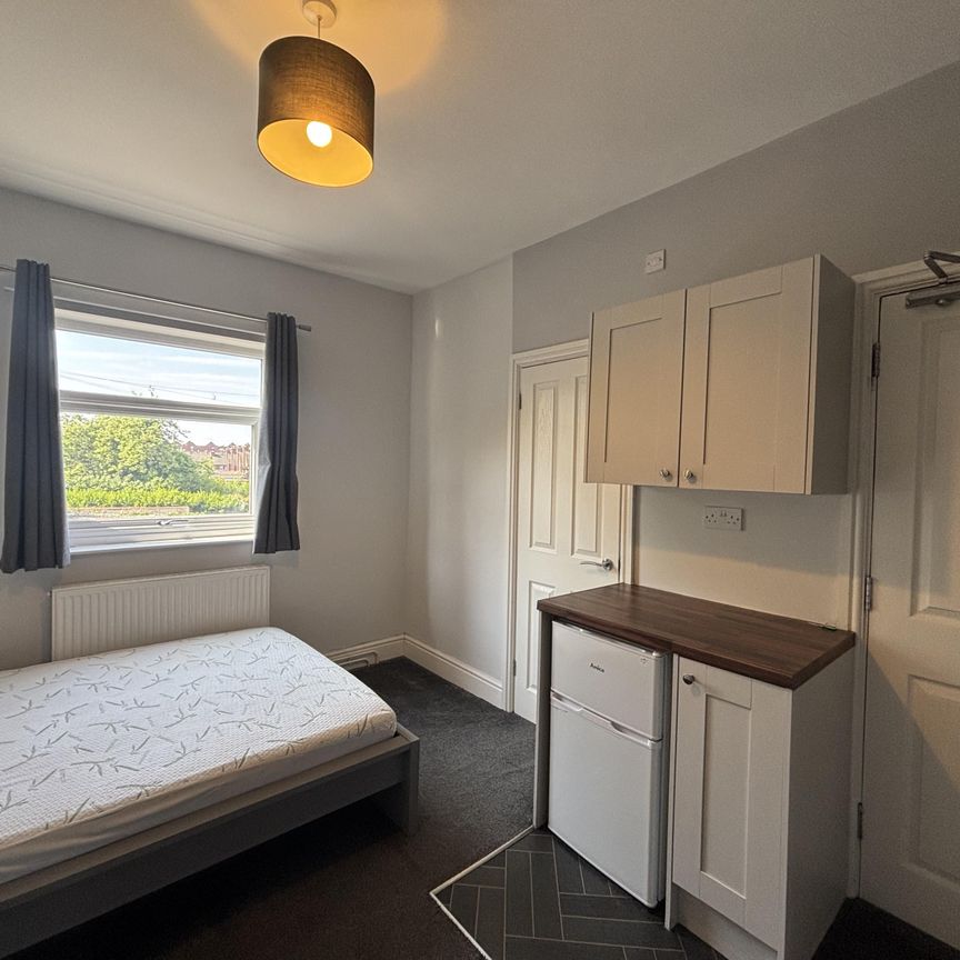 Double room with en suite in HMO - Photo 1